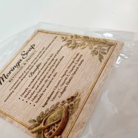 Naturlig och handgjord Moringa tvål, perfekt för känslig hud. Ekologisk hudvård som rengör skonsamt och vårdar huden på ett naturligt sätt.